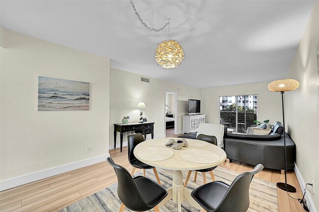 Building Photo - 2731 NE 14th St