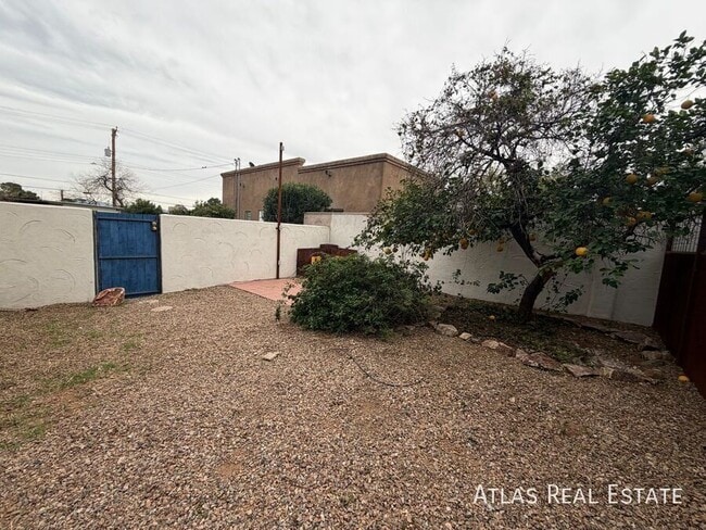 Building Photo - 2730 N Martin Ave