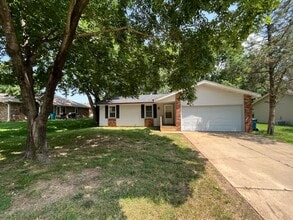 Building Photo - 3 bedroom 1.5 bath Available now!
