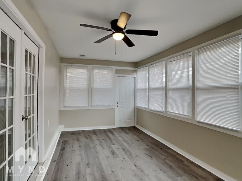 Building Photo - 208 Oak Cir N