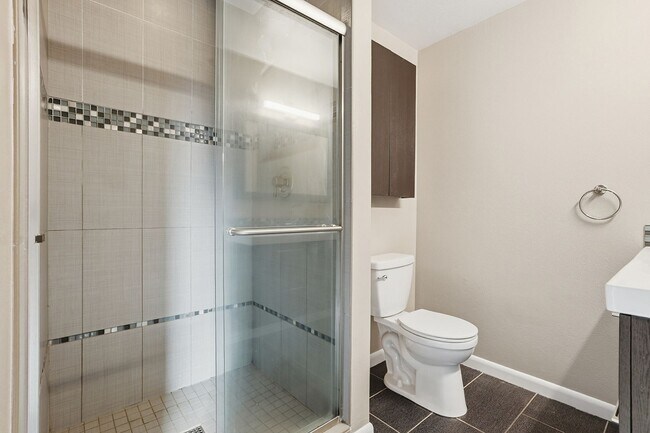 Building Photo - 5 bedroom, 3 bath home in desirable Arvada neighborhood.