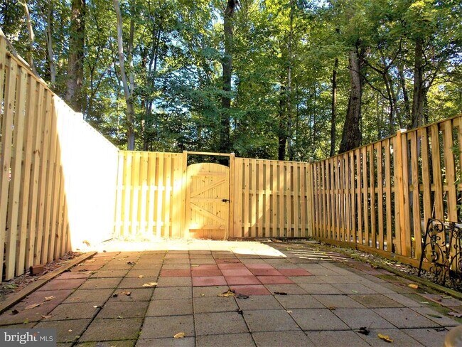 Building Photo - 8072 Grandview Ct