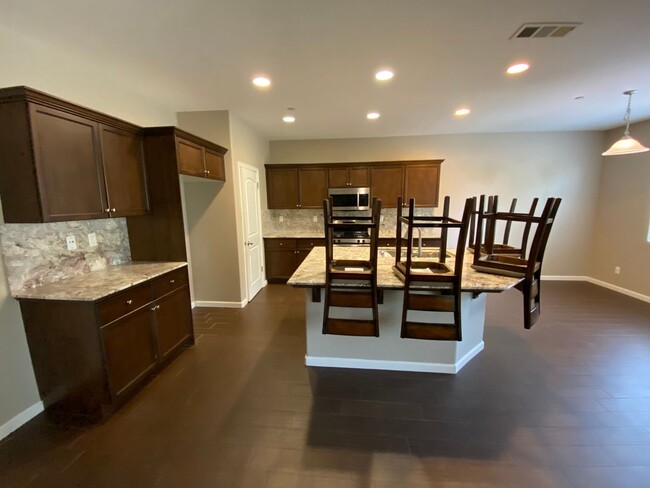 Building Photo - NW Visalia Home Available now, October SPE...
