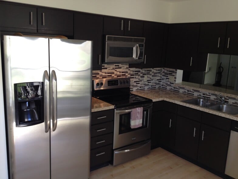 Stainless steel kitchen appliances - 3930 SW Greenwood Way