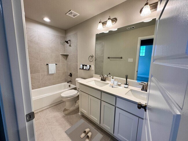 Building Photo - 1905 Ethereal Ln