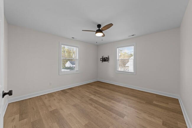 Building Photo - Freshly Renovated Adorable 2 Bedroom 1 Bat...