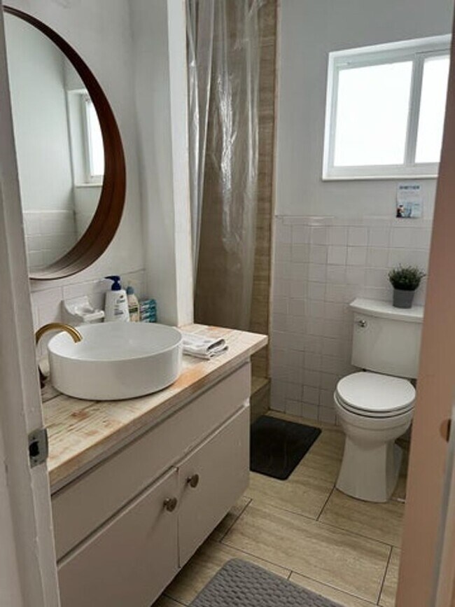 Building Photo - 923 Orange Isle