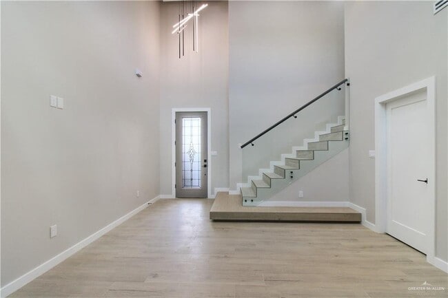 Building Photo - 16 May St