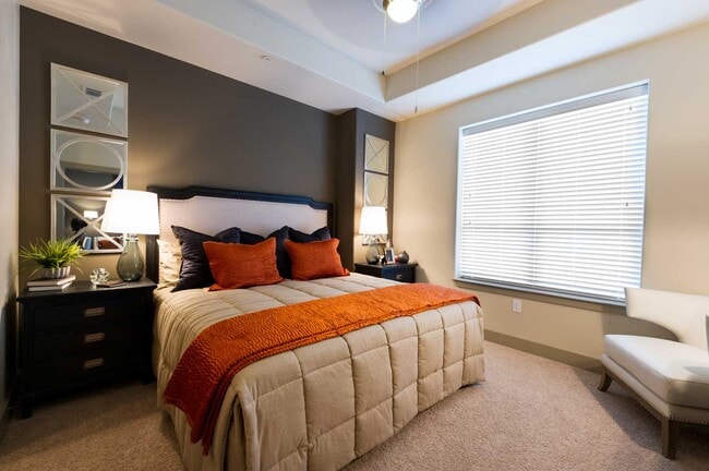 Building Photo - Luxury Living in Montrose 2/2