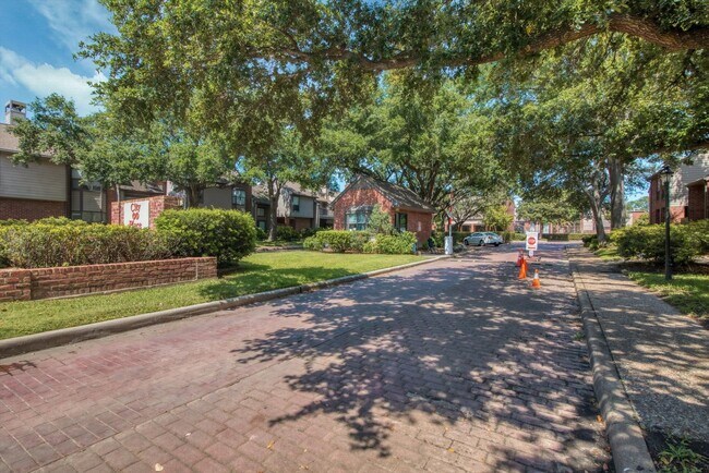 Building Photo - 7447 Cambridge St