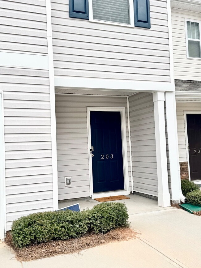 Building Photo - Seneca townhome - Price Just Reduced!