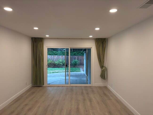 Building Photo - 4054 Lemoyne Way
