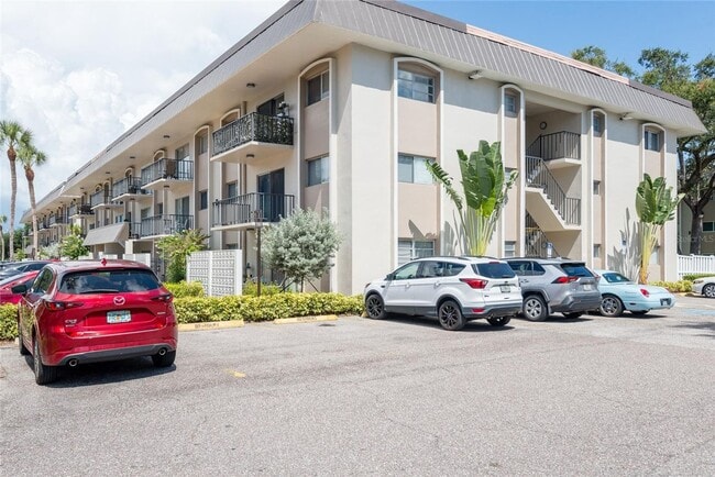 Building Photo - Charming 1BR Condo in Prime Westshore Location – Move-In Ready!