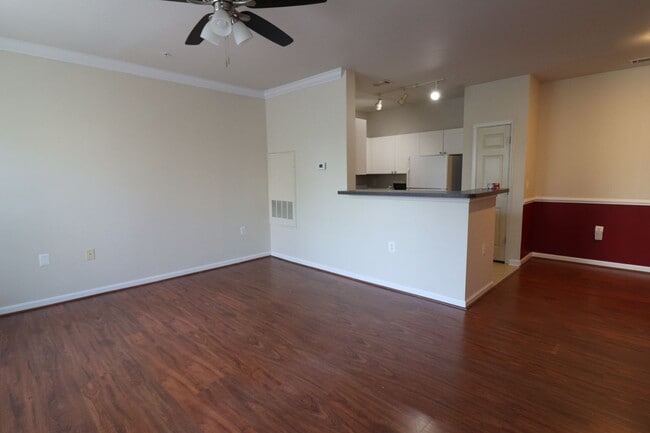 Building Photo - Rare 2BR 2BA 2 Level Condo With Garage