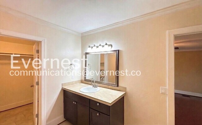 Building Photo - 2102 Vine St