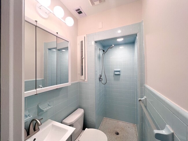 Building Photo - 419 S 17th St