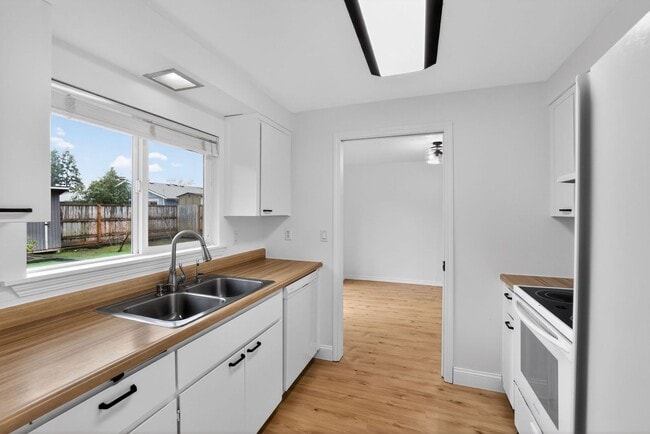 Building Photo - Charming Single-Level Home with Large Fenced Yard – Pets Welcome!