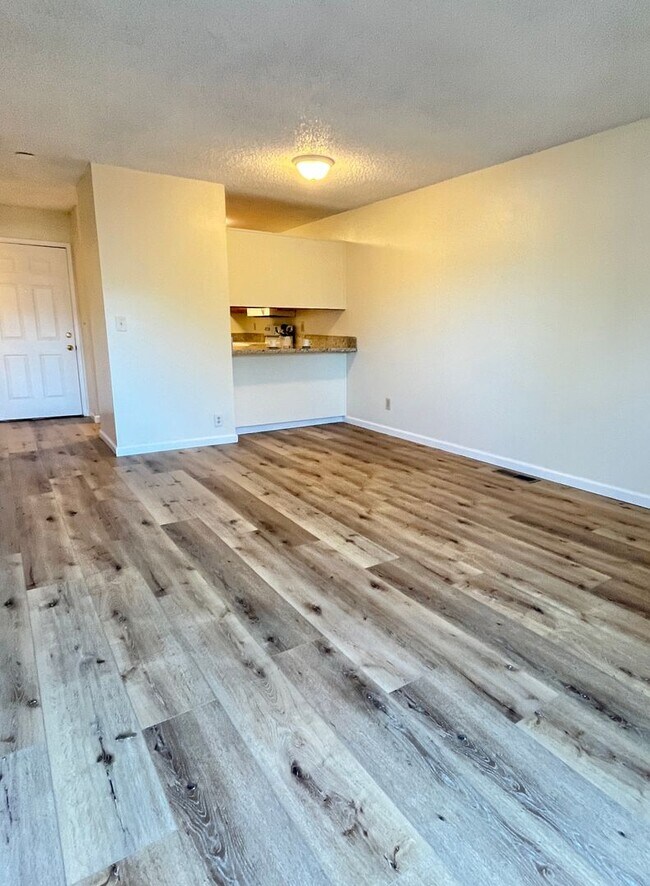 Building Photo - 2 Bedrooms 1.5 Bathrooms in Northwest Reno