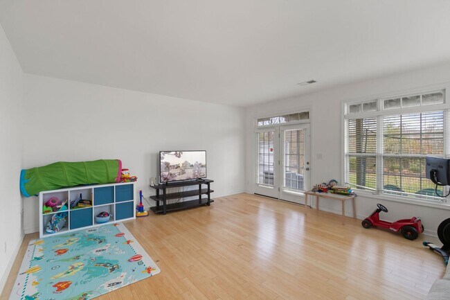 Building Photo - Waterfront Living in Colonial Beach | Monroe Bay Views | 3BR Townhome w/ Garage | 2,200 Sq Ft