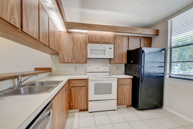 Building Photo - 3520 Whitehall Dr