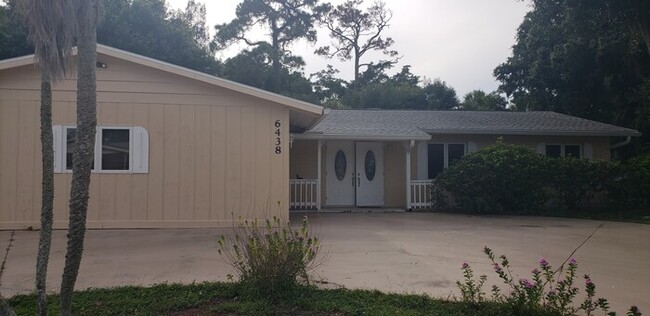 Building Photo - Gulf Gate Beauty