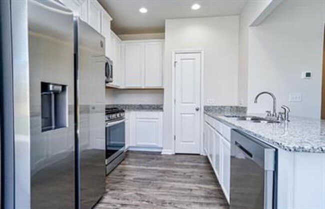 Building Photo - Spacious 3/2 Available On October 1st!