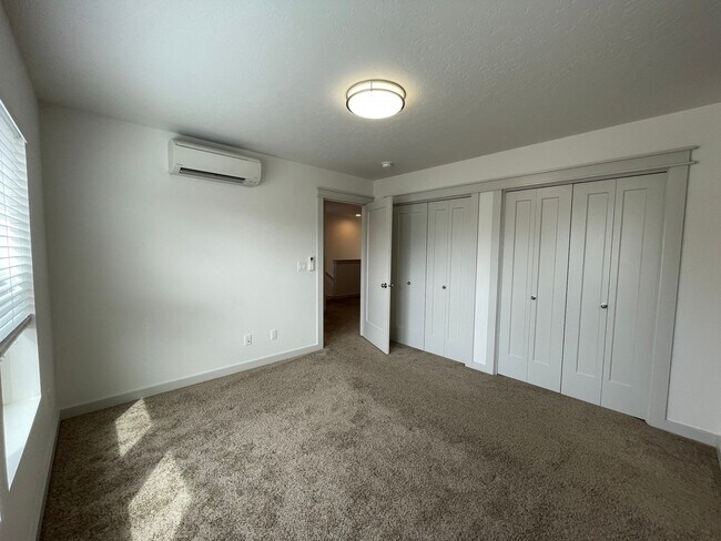 Building Photo - Beautiful3 bed 2,5 bath townhouse in Garden City