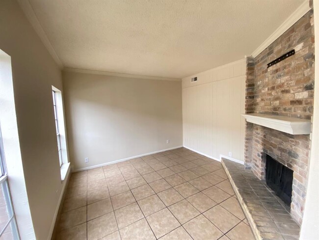 Building Photo - 7700 Creekbend Dr