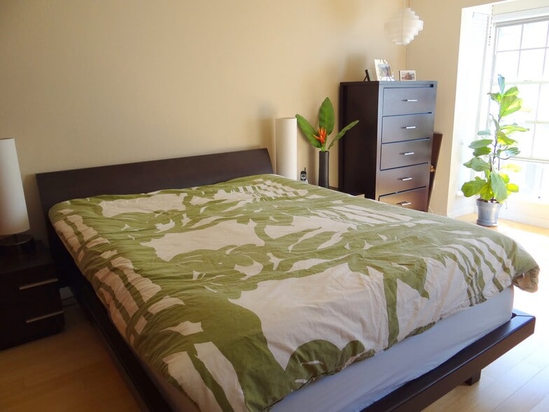 Large Master Bedroom - 964 Belmont Ter