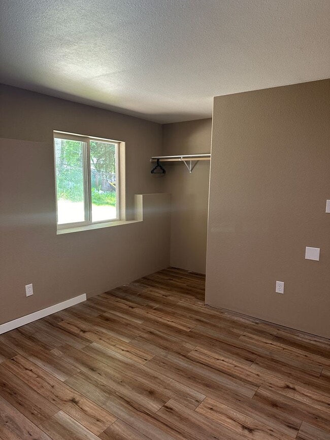 Building Photo - Ranch Living! Large 2 Bedroom/2 Bath