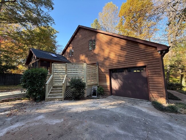 Building Photo - Charming 3BD, 2BA North Raleigh Home in Pr...