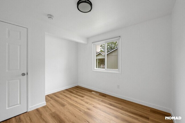 Building Photo - Newly Renovated 4BR Duplex in SW Loveland