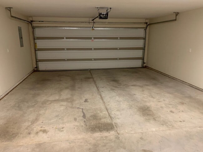 Building Photo - VERY NICE! 2/2/2