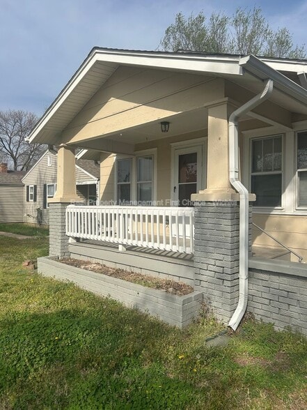 Building Photo - 2142 S Waco Ave