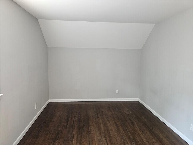 Building Photo - 426 River Ave