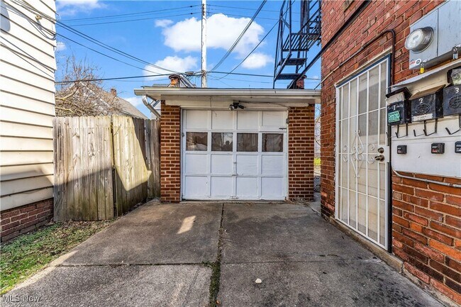 Building Photo - 825 Alhambra Rd