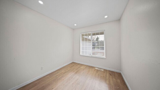 Building Photo - 493 Landsdown Cir