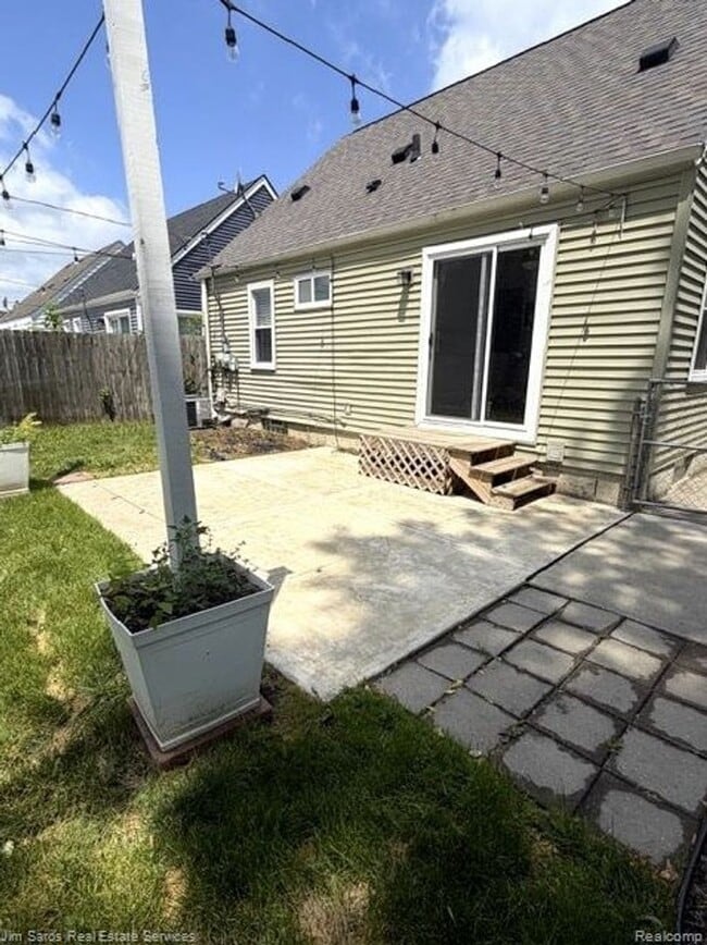 Building Photo - 1424 Chapin Ave
