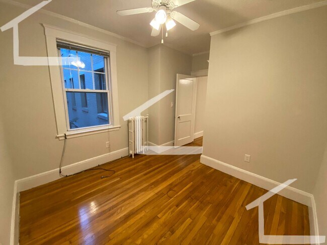 Building Photo - 9/1 No Fee! Sunny 3BR condo unit near Cleveland Circle!