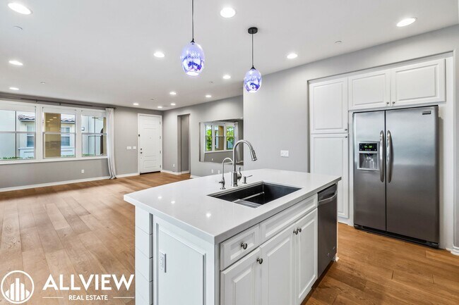 Building Photo - Highly Upgraded 4 Bed, 4.5 Bath Condo Available in Pacific Shores!