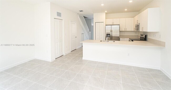 Building Photo - 2646 SE 27th Dr