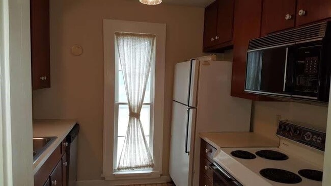 Building Photo - 316 1/2 E 7th Street Unit