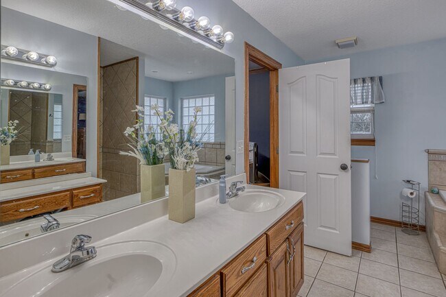 Building Photo - Highly desirable home in Briarbrook