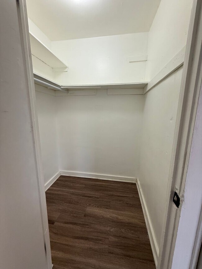 Building Photo - N. Villa Ave - Triplex