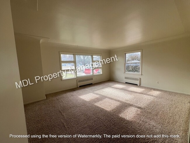 Building Photo - Available NOW! 3 bed 1 bath single family ...