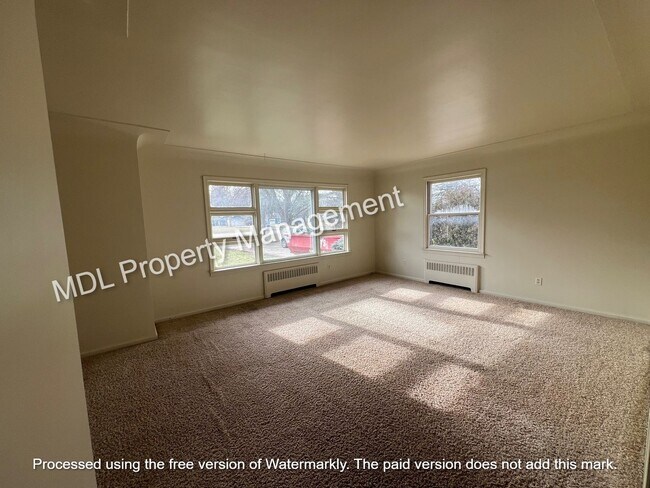 Building Photo - Available NOW! 3 bed 1 bath single family home!