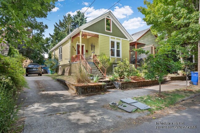 Building Photo - 524 NE Brazee St
