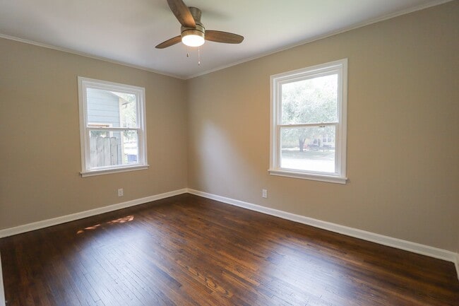 Building Photo - Step into this beautifully updated, move-i...