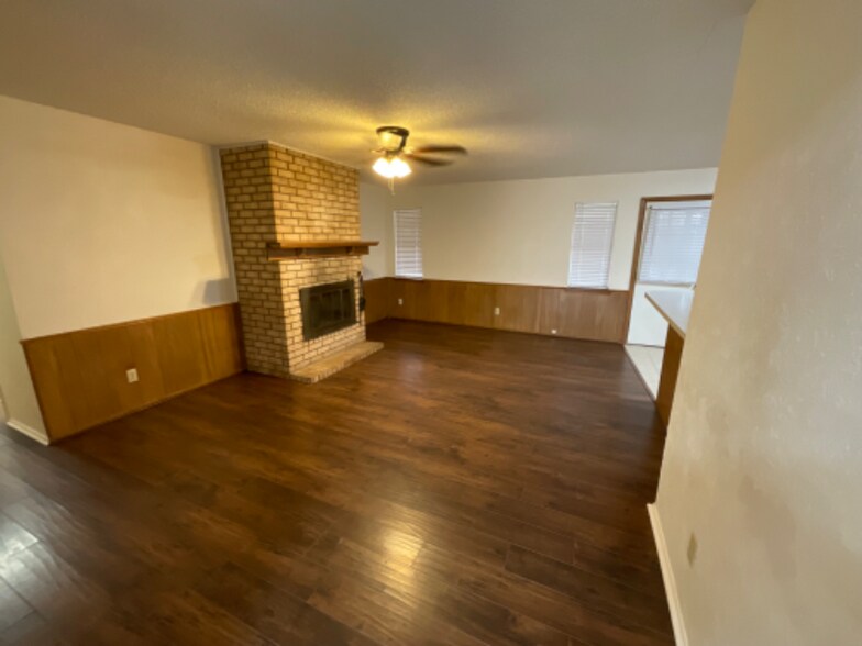 Building Photo - 5202 Wildwood Dr