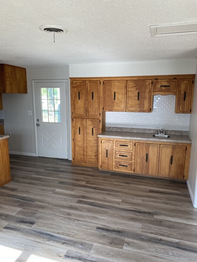 Building Photo - 625 Country Club Rd